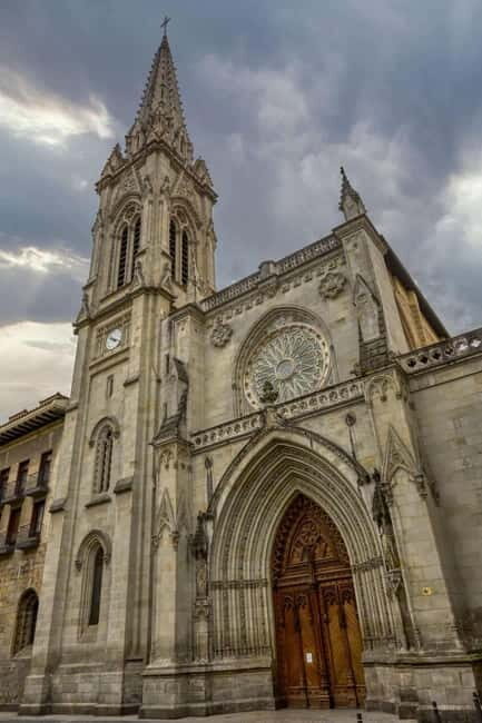 Bilbao: I am a guide who shows the history of the town of Bilbao. - Good To Know