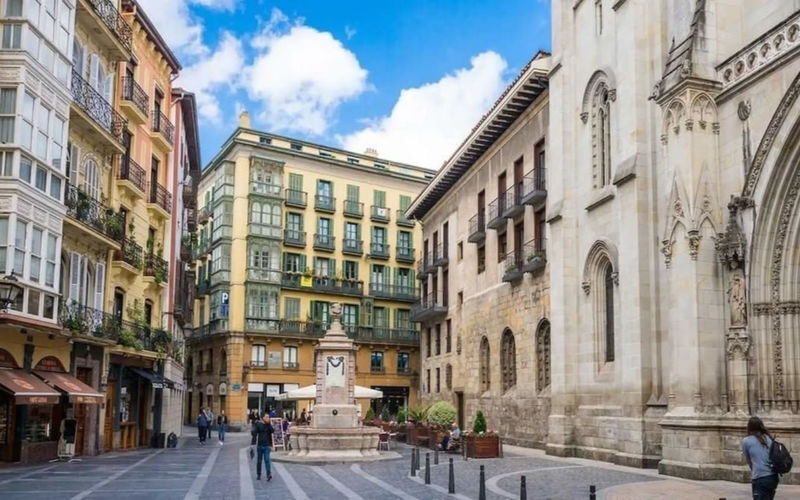 Bilbao morning and afternoon small group walking tour - Beatriz’s clear, friendly guiding style