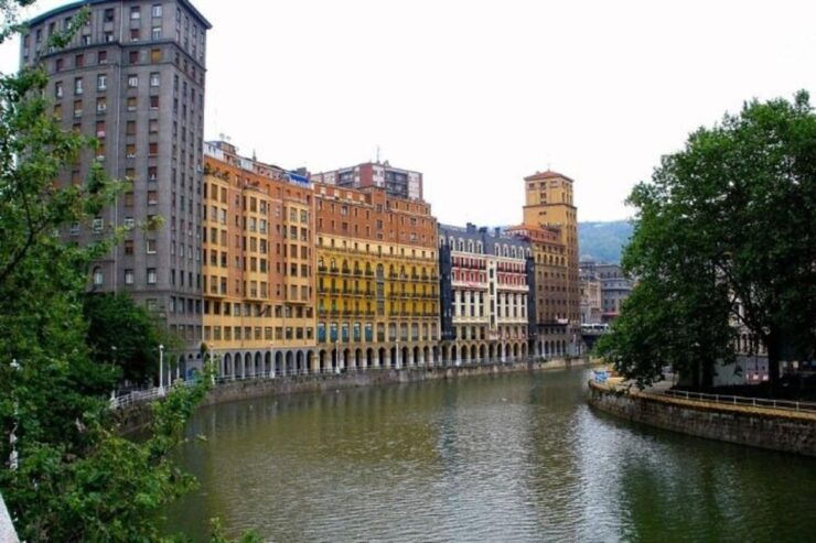 Bilbao : Private Custom Walking Tour With a Local Guide - Tour Details