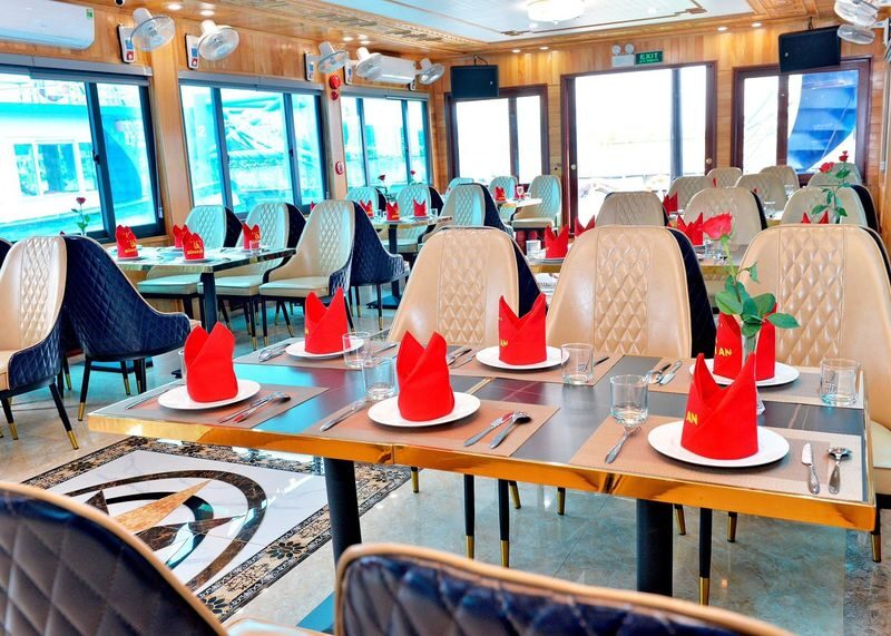 Binh An Day Cruise: Ha Long Bay with Sung Sot and Ti Top - Kayaking and the sunset stop