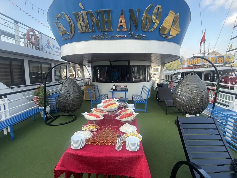 Binh An Day Cruise: Ha Long Bay with Sung Sot and Ti Top - Lunch on board: what to expect