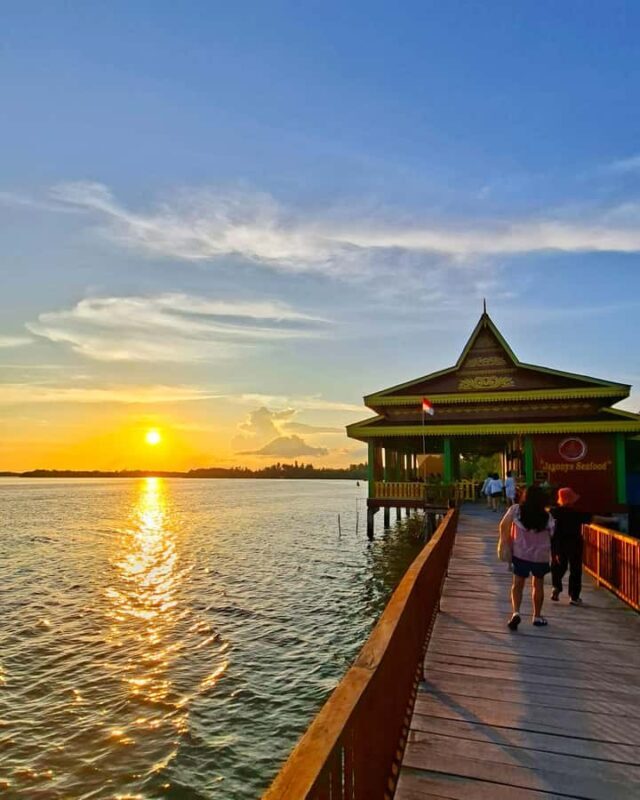 Bintan Desert & Blue Lake Tour With Lunch - Culinary Delights at Kelong Seafood Restaurant