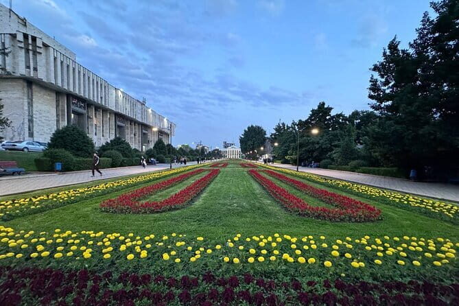 Bishkek : USSR History , Soviet Architects , Statues & Mosaics - Good To Know