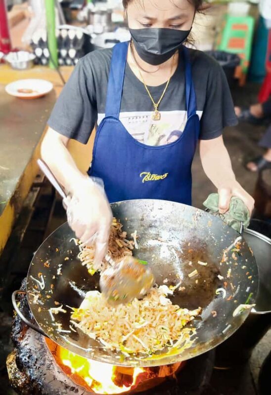 BKKs Ultimate Food & Canal Tour "Tuk-Tuk Temples & Tastes" - Who Should Consider This Tour?