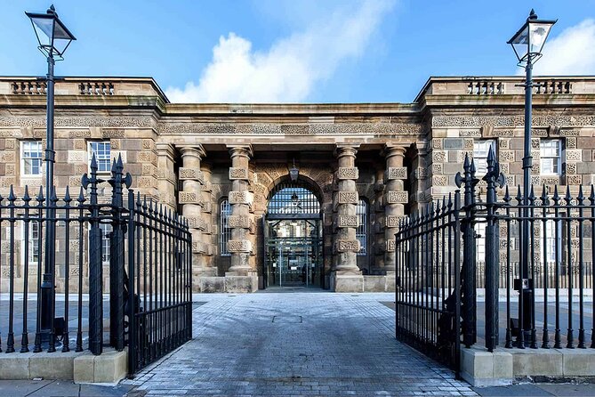 Black Taxi Tour and Crumlin Road Gaol Tour Combo - What To Expect