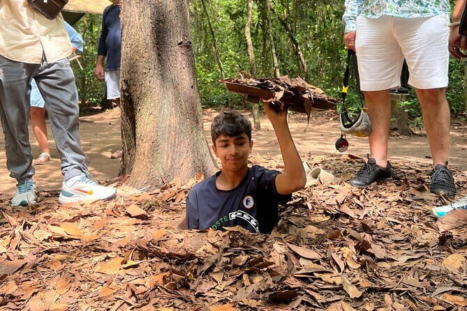 Black Virgin Mountain, Cao Dai Temple, Cu Chi Tunnel Private Tour - Cao Dai Temple: A Colorful Religious Spectrum  