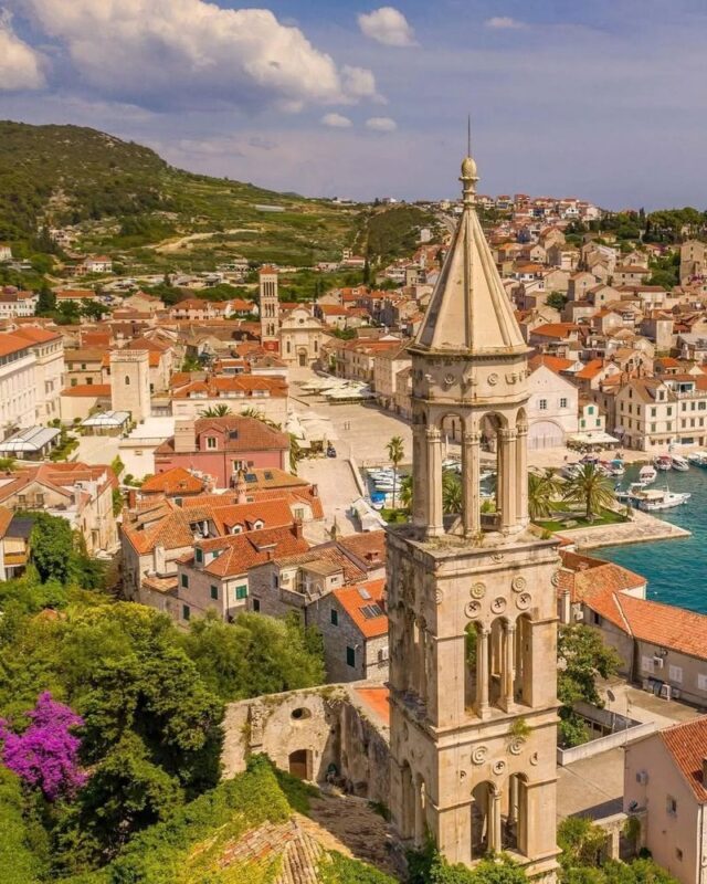 Blue Cave & 5 Islands Tour from Split - Premium Comfort Experience - Hvar: two hours for lunch and a look around