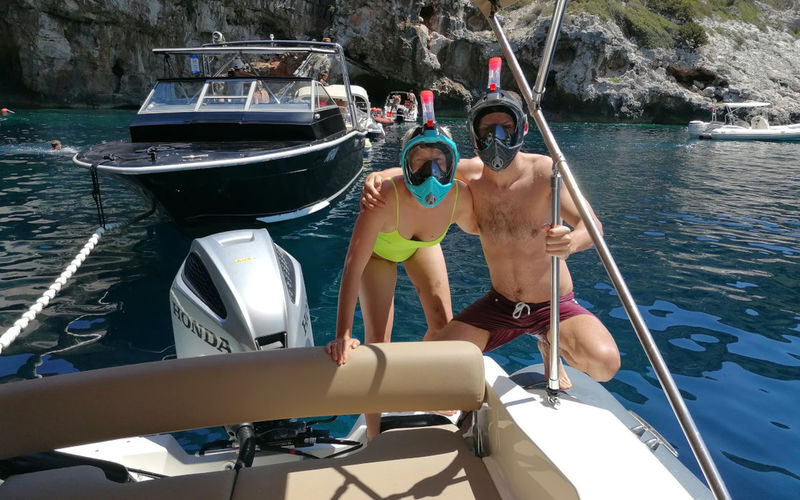 Blue Cave, Vis & Hvar 5-Island Speedboat with Cozy Seats in Shade - Coffee and harbor time in Komiža