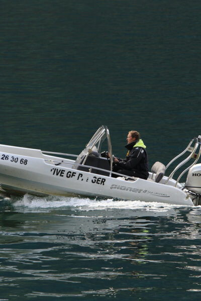 Boat 20 Hp - Fuel and Life Jackets