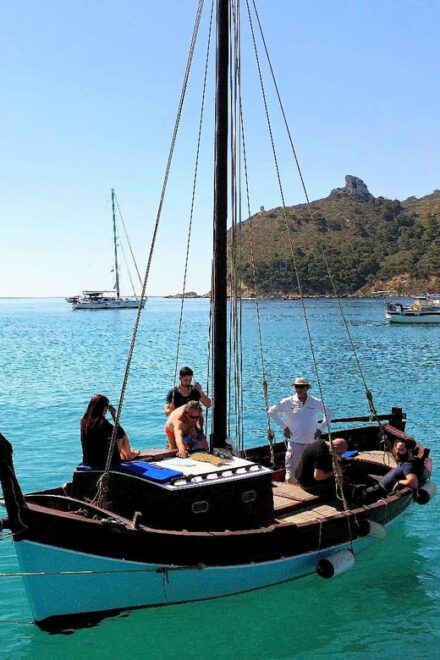 Boat Tour Gulf of Cagliari With Aperitif - Onboard Amenities