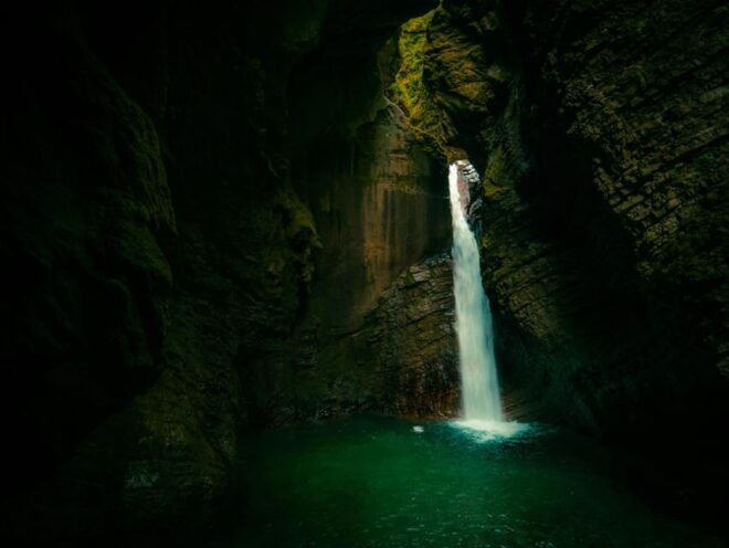 Boat Tour in the Lake, Inside the Cave ... - Lunch and Leisure