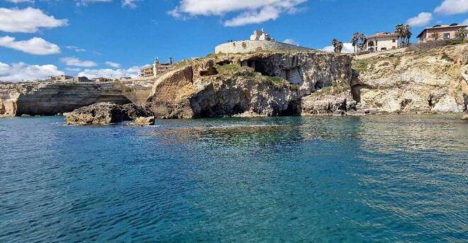 Boat Tour of the Island of Ortigia and the Sea Caves - Accessibility and Cancellation Policy