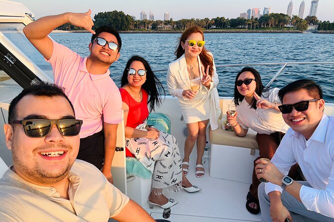 Boat Trip Dubai - 90 Minutes Sightseeing Tour up to 10 People - Enjoy Panoramic Views of Iconic Landmarks