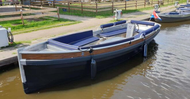 Boatrental 2 Hours 12 Person With Steeringwheel and Cushions - Exploring Giethoorn