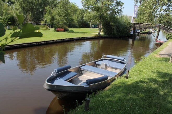 Boatrental 2 Hours 8 Person With Steeringwheel and Cushions - Exploring Giethoorns Routes