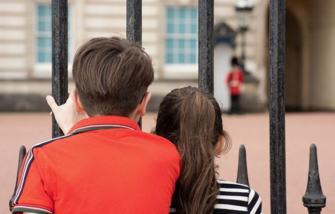 Bobbies, Corgis and the 7 Lions - The Famous Resident: Larry the Cat