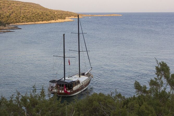 Bodrum Sunset Private Boat Tour + 1 Glass Free Champagne - Included Amenities