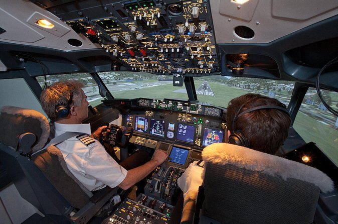 Boeing 737-800 flight simulator session. Scenic Flight - 30 mins - Who Should Consider This Experience?
