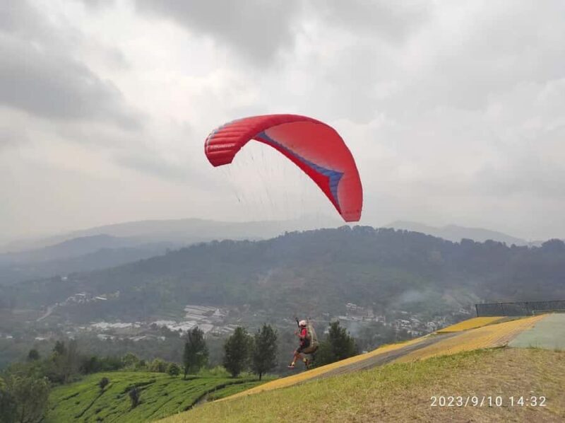 Bogor/West Java: Paragliding With Pilot - The Flight Experience: Soaring with a Certified Pilot