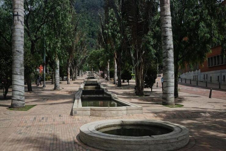 Bogotá: Walking Tour in La Candelaria With Refreshments - Duration and Guides