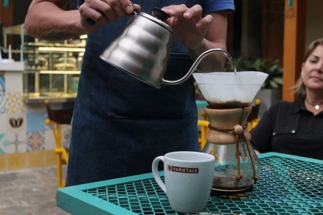 Bogotá: Walking Tour in La Candelaria With Refreshments - Experience Highlights