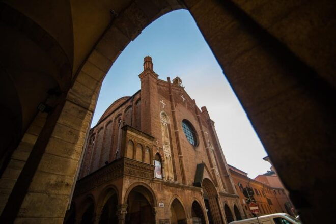 Bologna: Capture the Most Photogenic Spots With a Local - Group Size and Language Considerations