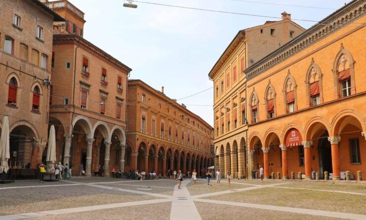 Bologna: Express Walk With a Local in 60 Minutes - Good To Know