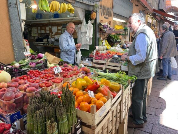Bologna: Walking Food Tour and Highlights With a Local Guide - Knowledgeable Local Guide Insights