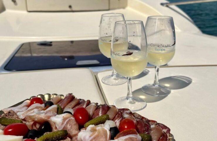 Bonifacio: Sunset Aperitif Dining Boat Tour - Tour Experience