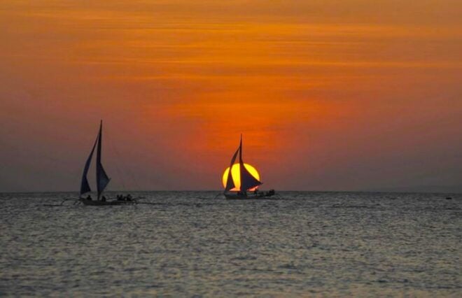 Boracay: Sunset Paraw Sailing With Photos - Boarding the Unique Paraw Boat