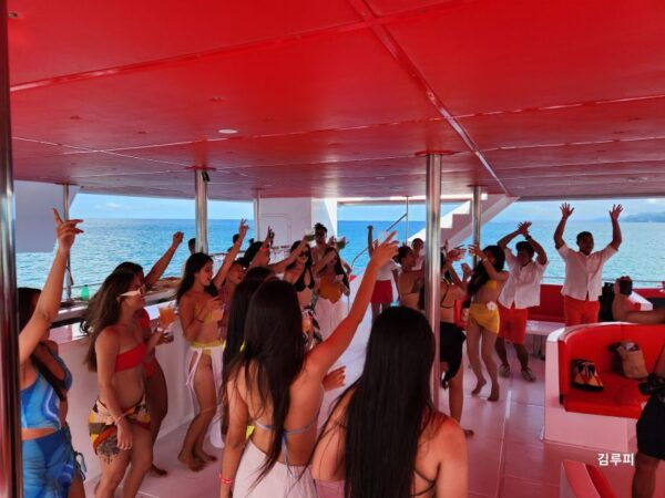 Boracay: Yacht Party With Activities, Food, and Drinks - The Sum Up