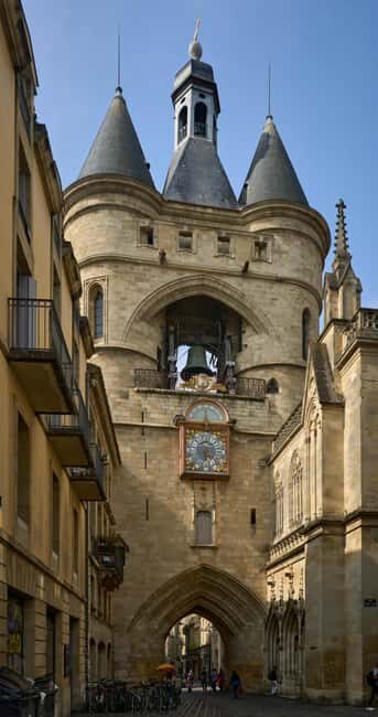 Bordeaux 1h30 City Walking Tour: Discover Historic Landmarks - Exploring Bordeaux’s Political and Social Past