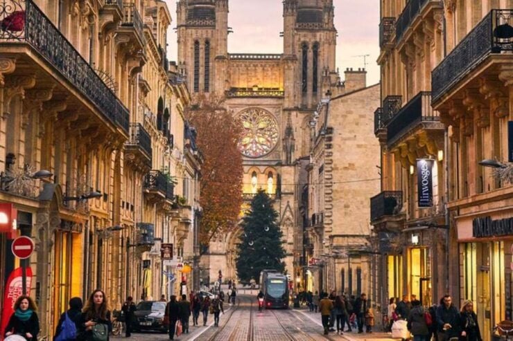 Bordeaux: City Highlights Self-Guided Audio Tour - Tour Experience