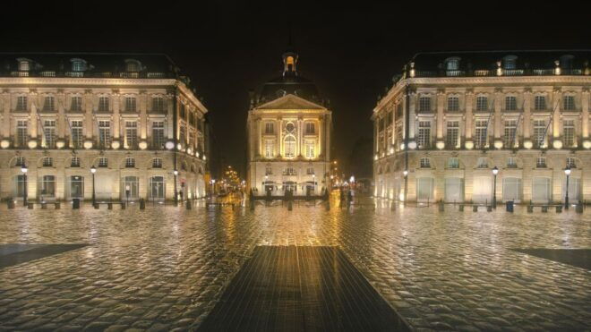 Bordeaux: City Highlights & Self-Guided Scavenger Hunt Tour - Tour Description