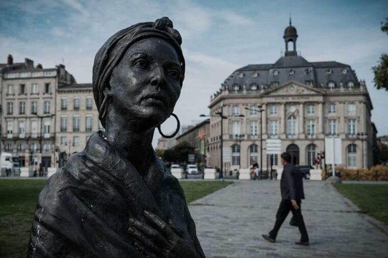 Bordeaux: Dark History and Macabre Walking Tour - Dark Legends and Haunting Tales