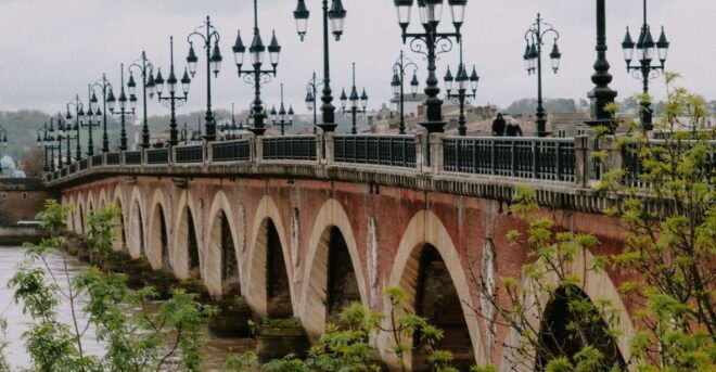 Bordeaux : Must-sees's Private Guided Walking Tour - Full Description