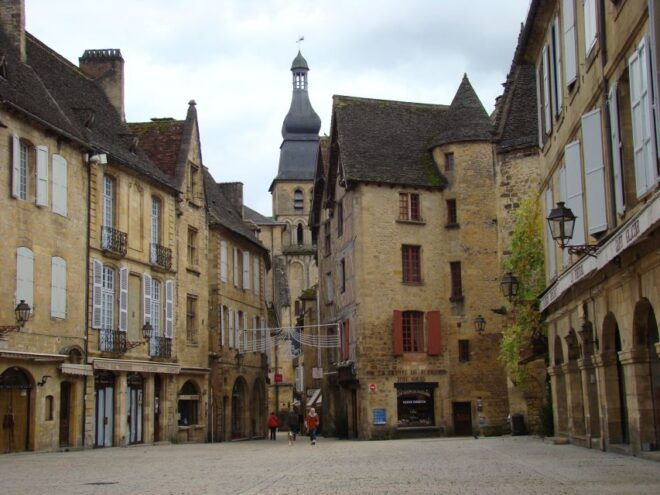 Bordeaux to Dordogne: Castles & Villages Private Tour - Inclusions