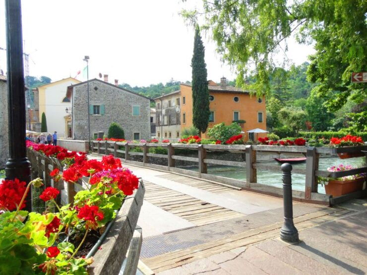 Borghetto Sul Mincio: Town Highlights Walking Tour - Language Options and Group Experience