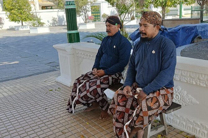 Borobudur and Prambanan Private Full Day Tour with Palace Visit - Discovering Borobudur: The Largest Buddhist Temple on Earth