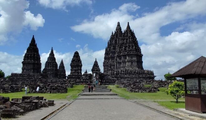 Borobudur Climb To The Top, Prambanan & Ramayana Ballet - Exploring Prambanan Temple
