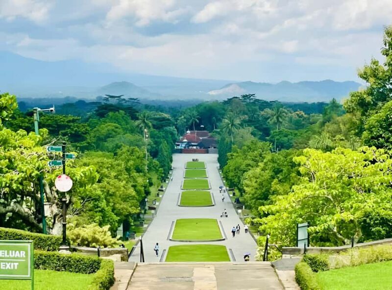 Borobudur Climb-Up & Prambanan Journey with Licensed Guide - Who Should Consider This Tour?