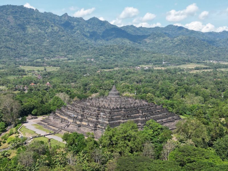 Borobudur Sunrise (Hill/Temple with Climb) Tour in Yogyakarta - Climbing Borobudur with a guide