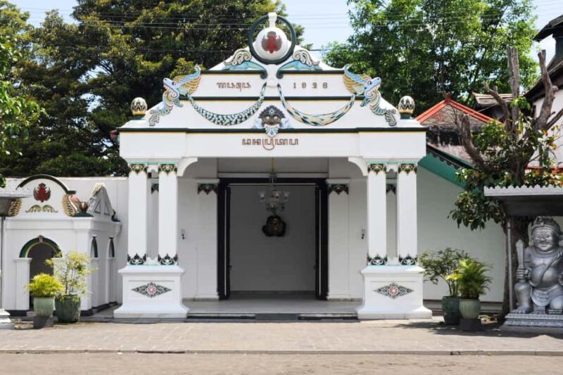 Borobudur Temple Climb, Prambanan, City Tour All Inclusive - FAQs