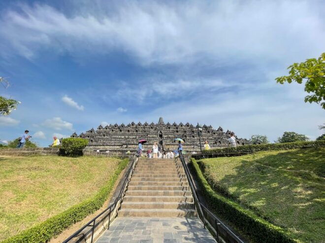 Borobudur Temple Climb To The Top & Prambanan Temple 1 Day - Exploring Mendut Temple