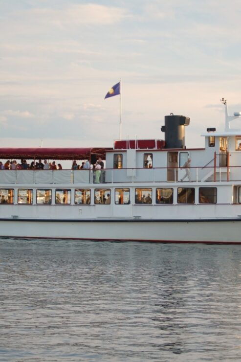 Boston Harbor: Fall Foliage Luncheon Cruise - Dining Experience