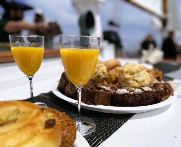 Boston: Weekend Mimosas and Brunch Sail on Boston Harbor - Stunning Views and Photo Opportunities