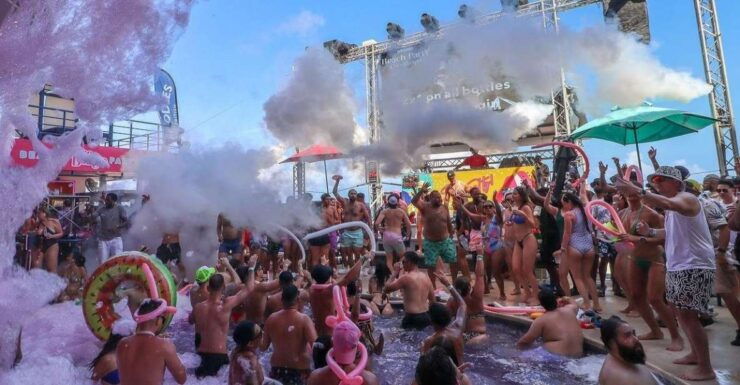 Bottle Pack Beach Party Coco Bongo - Venue Highlights and Features