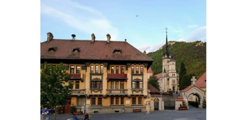 Braov in Focus: A Walking Tour, Hike & Photo Experience - Scenic Forest Hike Up Tampa Mountain