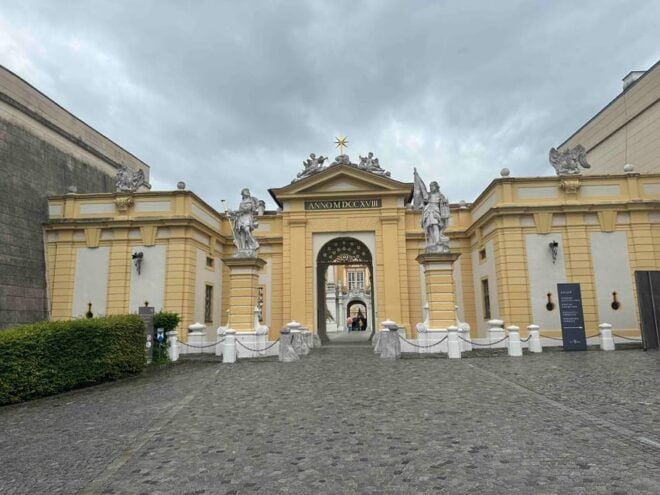 Bratislava/Vienna: Melk, Hallstatt, and Salzburg Day Trip - Included Services
