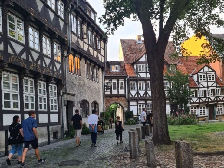 Braunschweig: Guided Walking Tour With Food Tastings - Experience Highlights